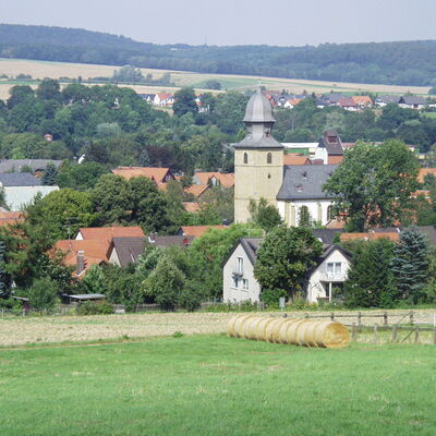 Bild vergrößern: Blick auf den Ortsteil Groß Düngen und dessen markante Kirche