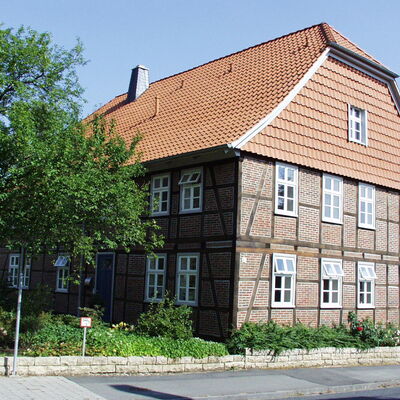 Bild vergrößern: Blick auf das markante Fachwerkhaus im Ort Lechstedt
