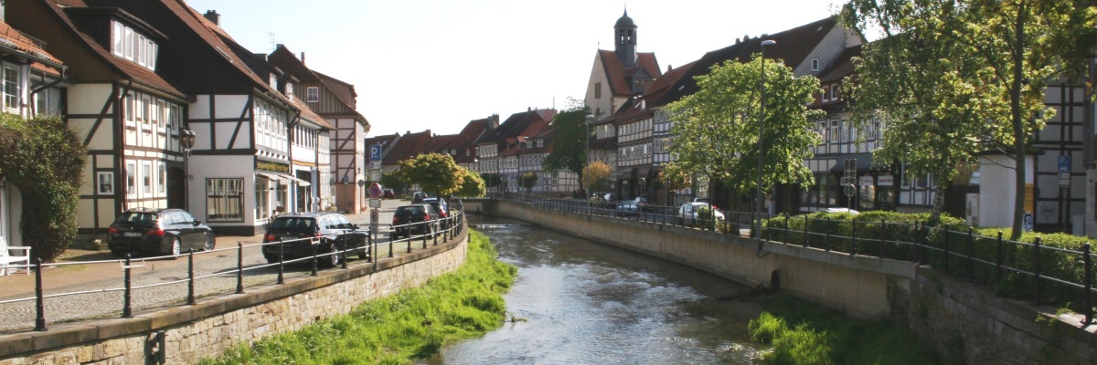 Blick auf die historische Altstadt von Bad Salzdetfurth, durchzogen von der Lamme