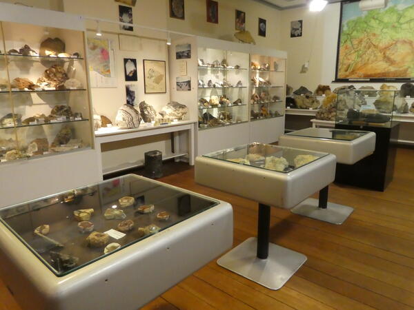 Bild vergrößern: Mineraliensammlung im Museum