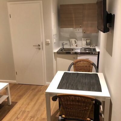 Bild vergrößern: Essbereich und Küche im Apartment Sandvoß
